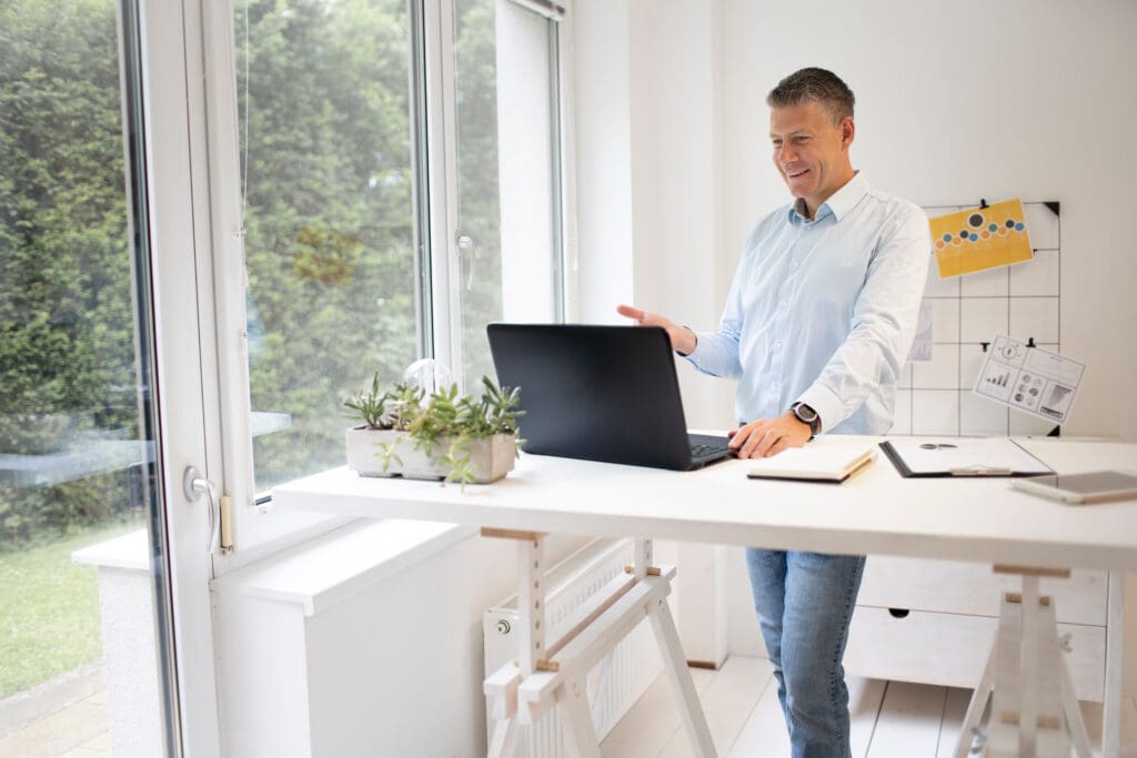 Rückengesundheit und Steharbeit im Büro und anderswo. HAIN® GmbH. Mehr Büro geht nicht.